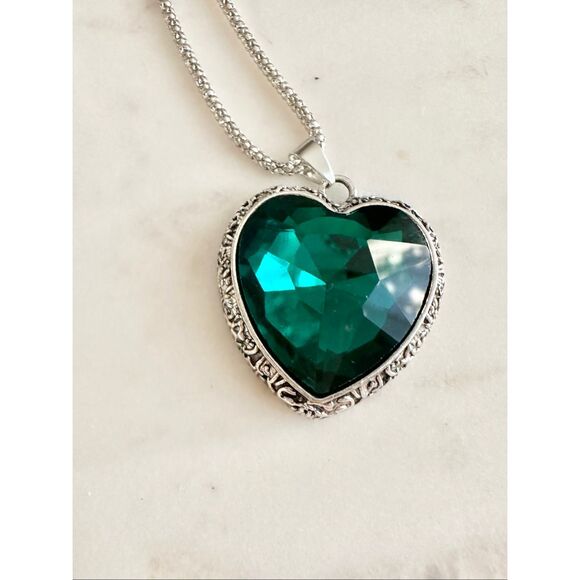 Emerald green heart pendant necklace - Picture 5 of 5